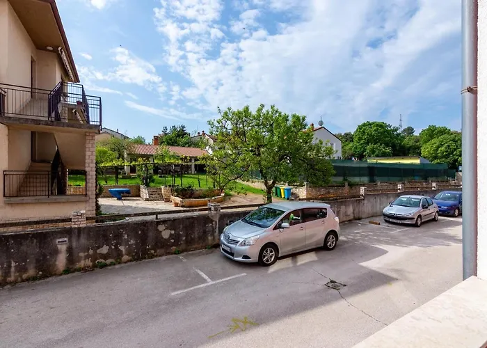 With A Parking Space - 19628